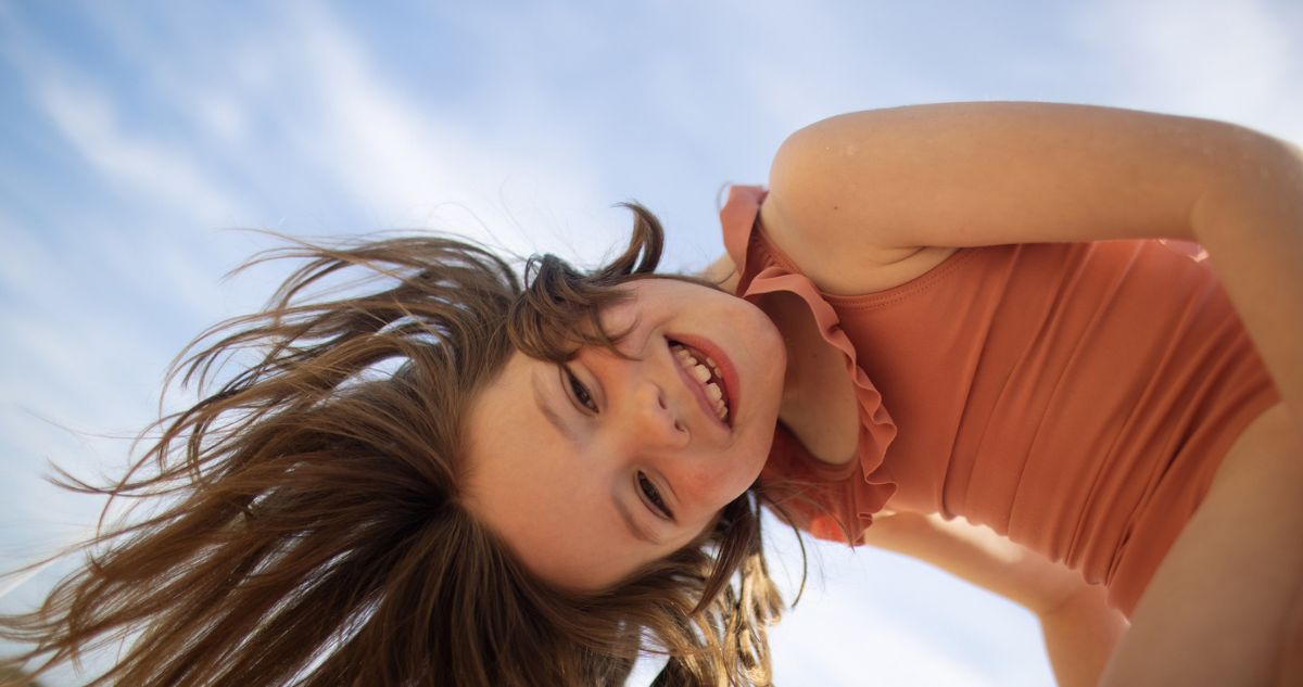 Kislány mosolyogva lefelé néz ránk