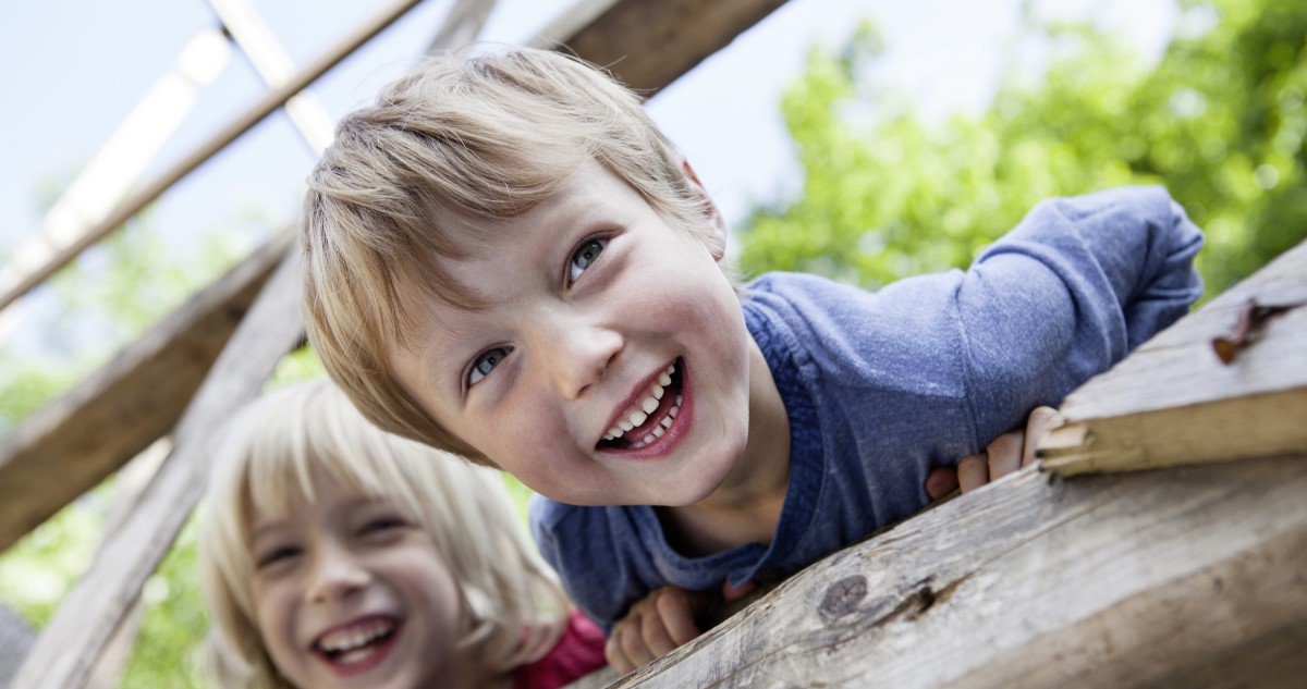 kisfiuk a mászókán játszanak