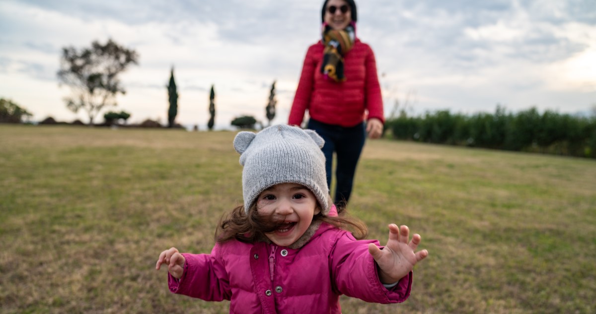 kislány az anyukájával sétál a szbadban