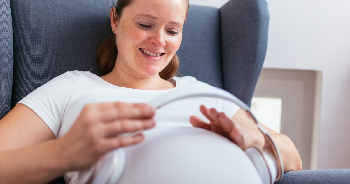 kismama zenét hallgattat a hasával fülhallgatóval