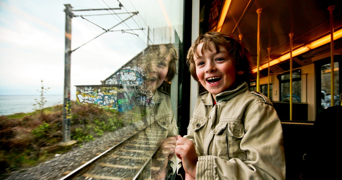 Kisfiú vonaton utazik