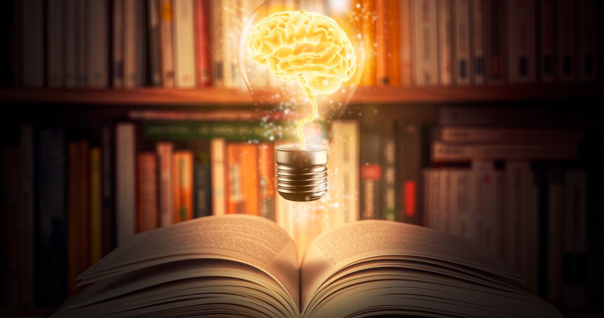 könyvön izzó a könyvtárban