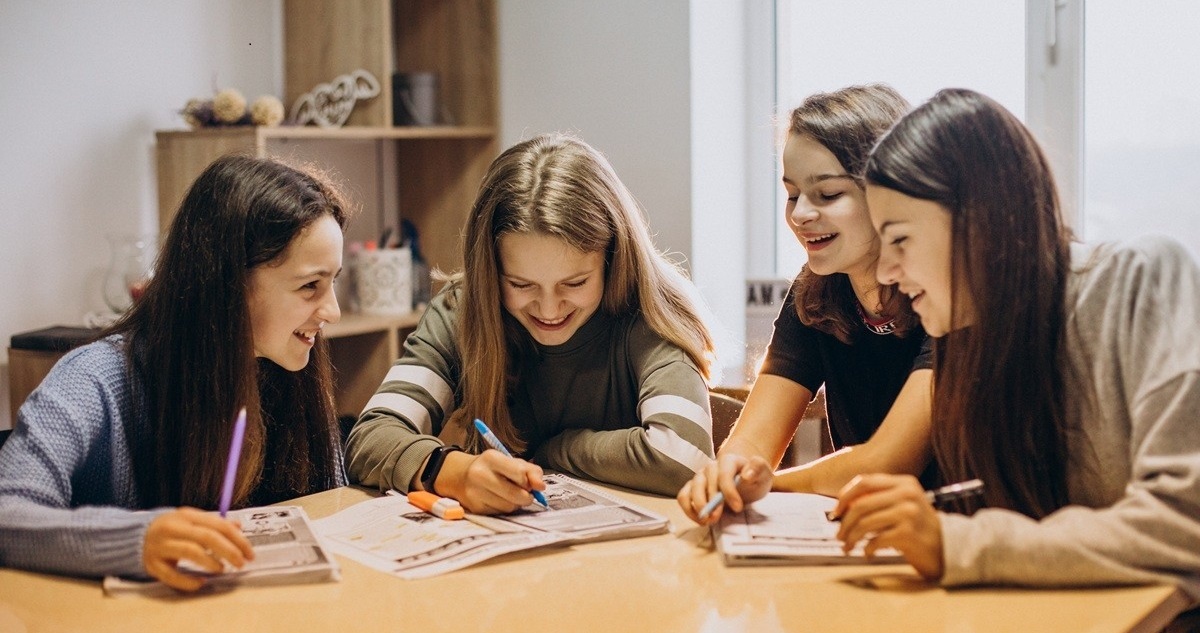 Lányiskolába járó diákok együtt tanulnak