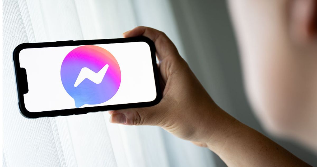 Messenger ikon telefon kijelzőn férfi kezében