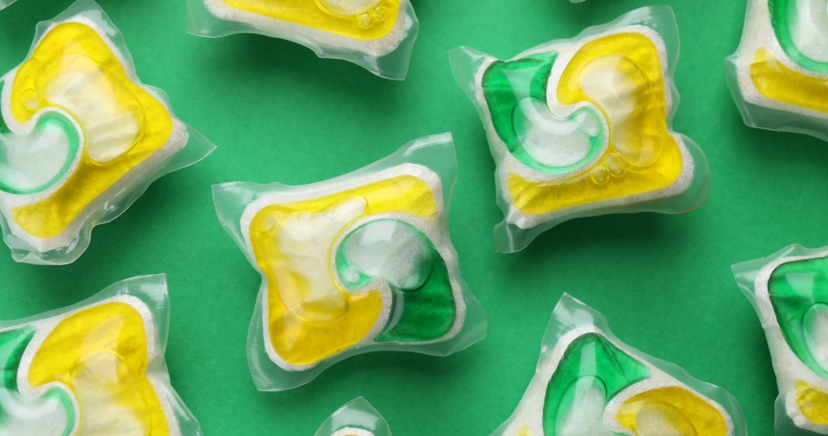 sárga, zöld és fehér mosogatógép kapszulák