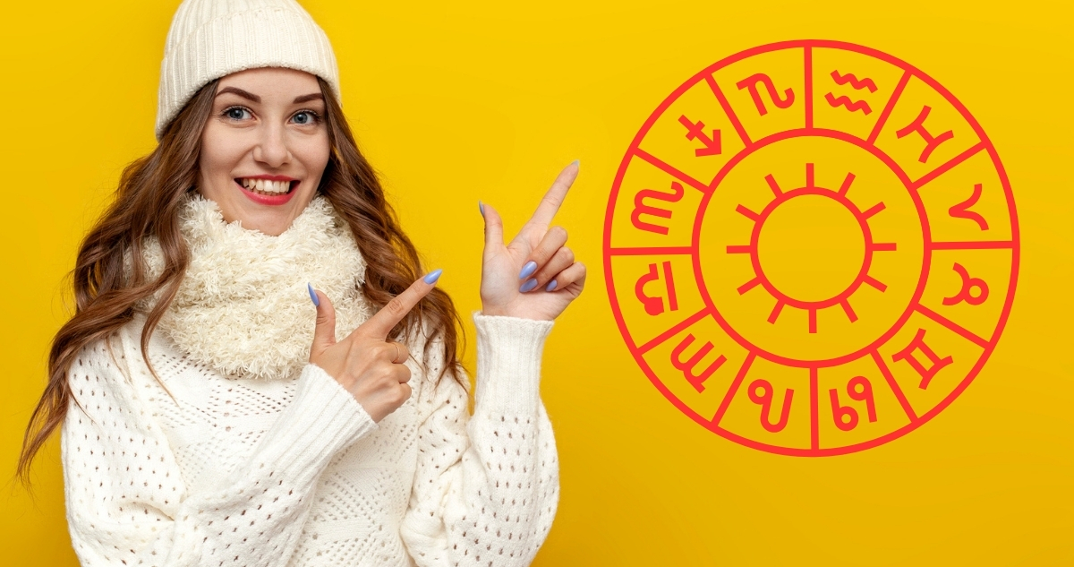 Nő fehér sapkában, sálban és pulcsiban horoszkóp ábrára mutat mosolyogva