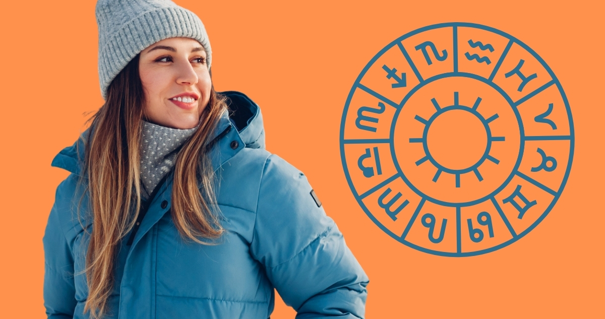 Nő türkiz kabátban és szürke sapkában mosolyog horoszkóp ábra mellett