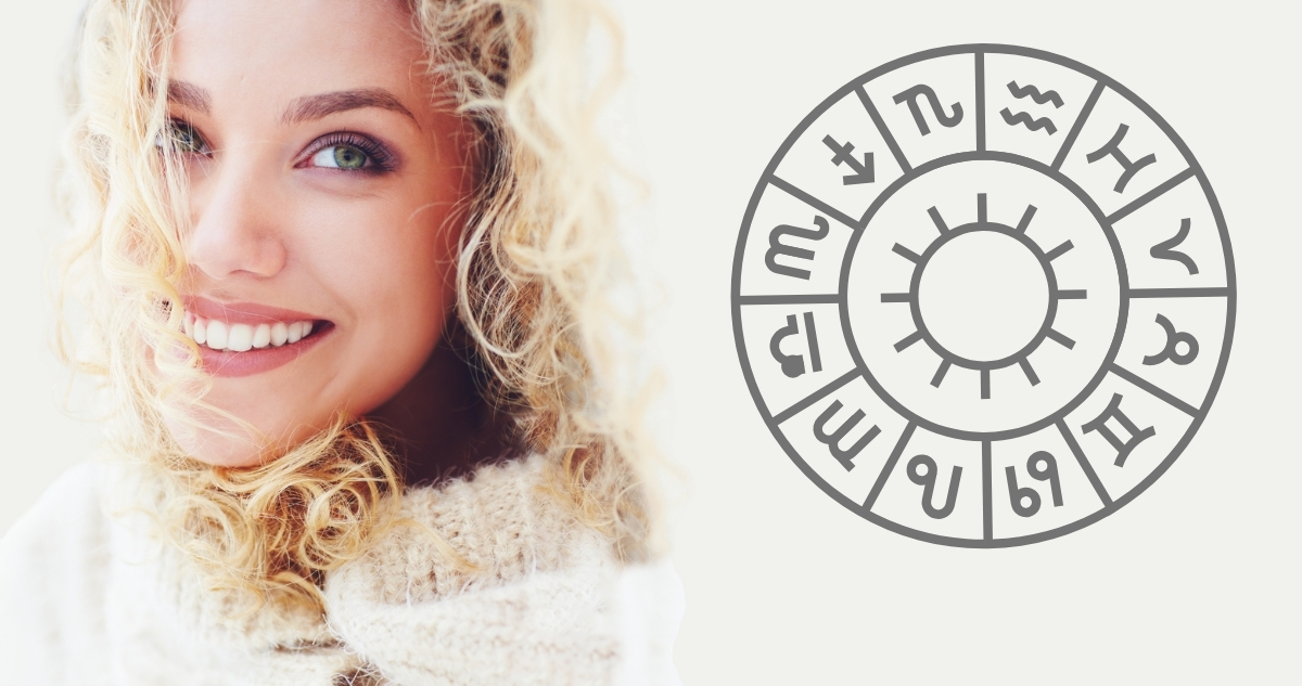 napi horoszkop februar 23 - Gyerekszoba Szőke nő mosolyog téli ruhában, horoszkóp ábra mellett