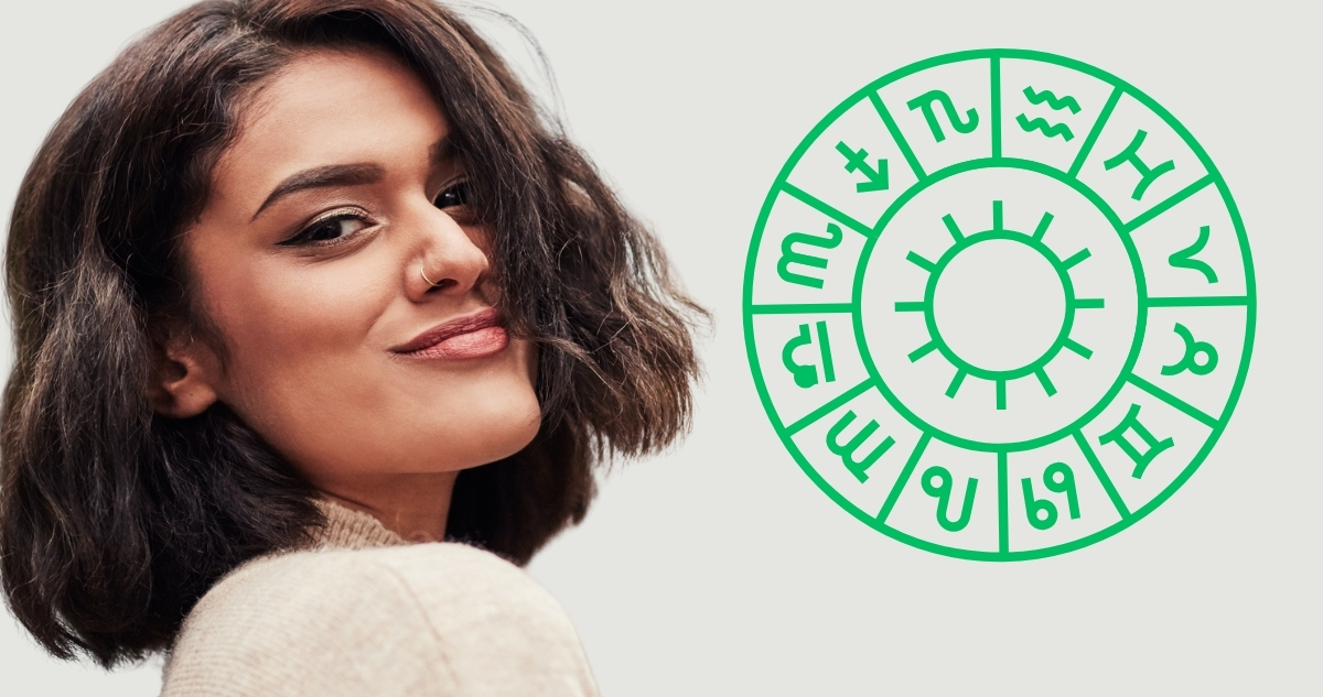 Elégedetten mosolygó nő a kamerába néz, horoszkóp ábrával
