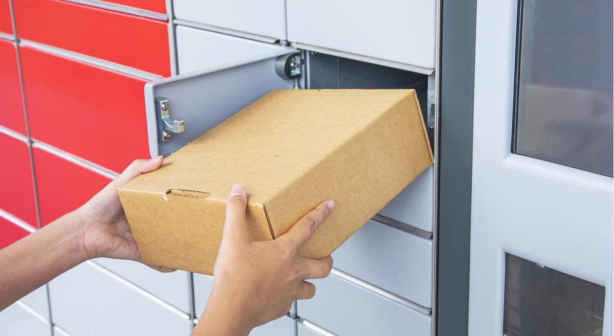 Csomagponton vesz át dobozt egy nő