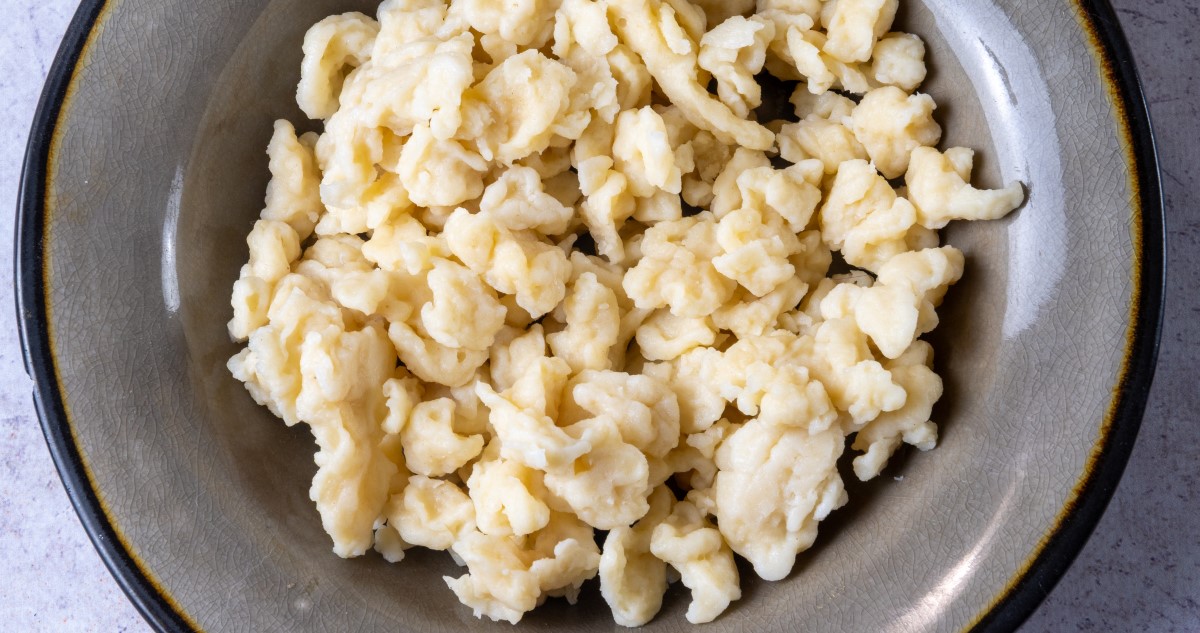 nokedlis - Gyerekszoba nokedli szürke tányéron