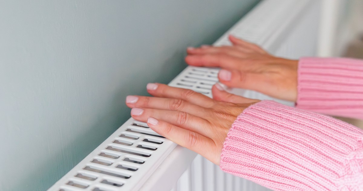 nő kezei a radiátoron