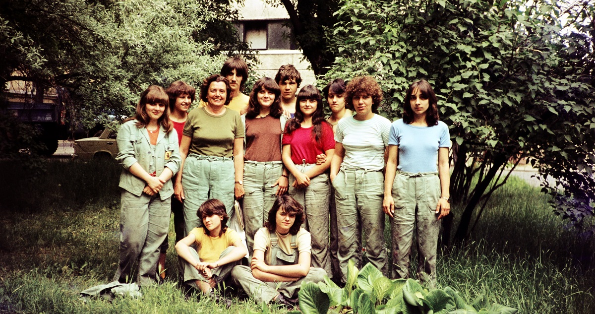Csoportkép lányokról a '80-as évekből