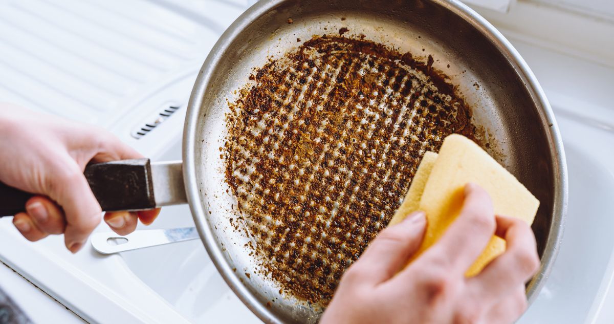 szivaccsal koszos serpenyőt mos