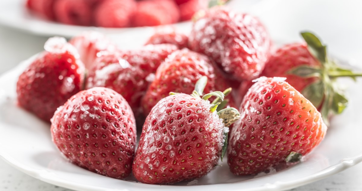 fagyasztott szamócák egy fehér tányéron