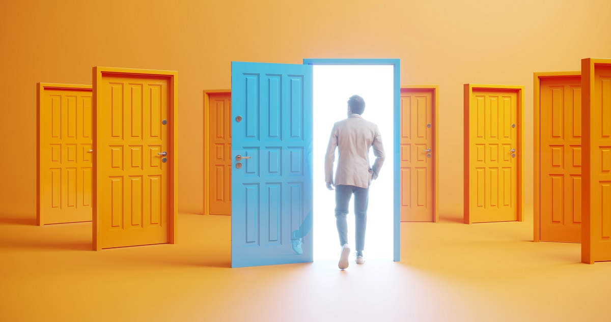 férfi egy kék ajtón lép be, mellette több sárga ajtó