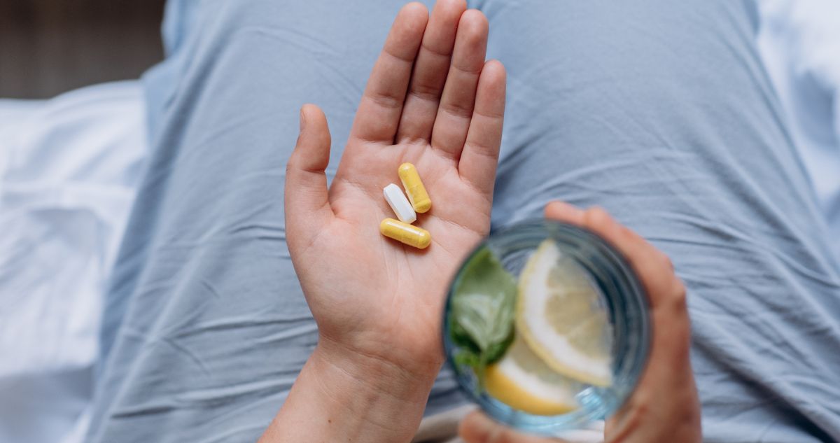 tabletta - Gyerekszoba nő tenyerében tabletták, másik kezében citromkarikás víz