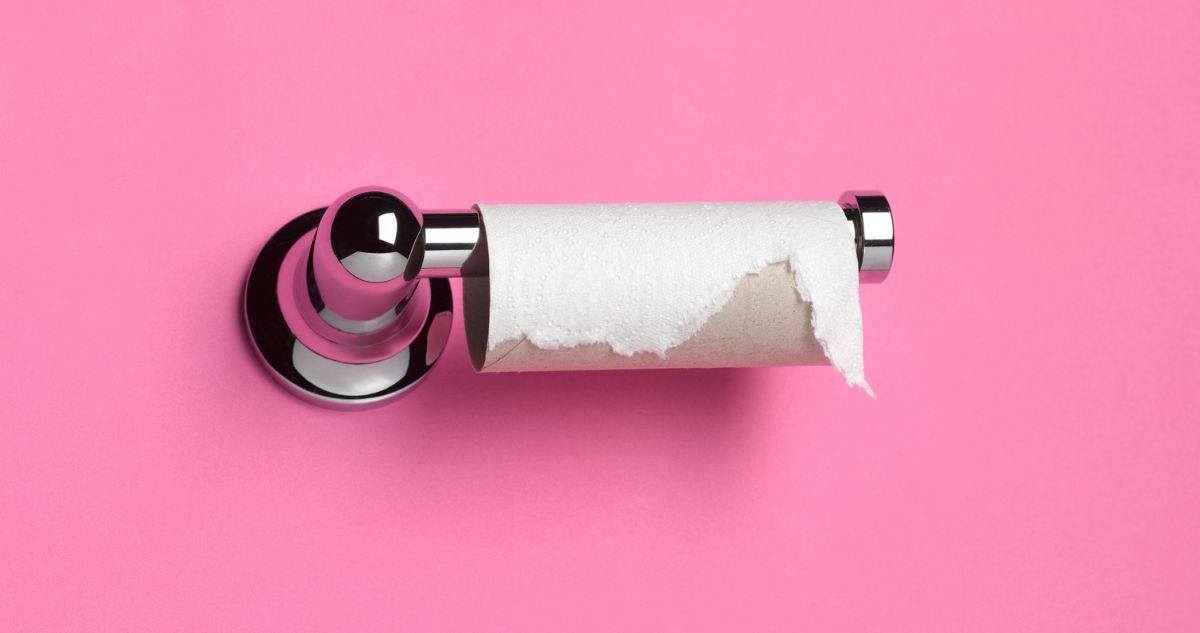 vécépapír-guriga tartóban a rózsaszín falon