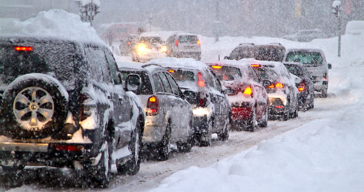 Hóban elakadt autók