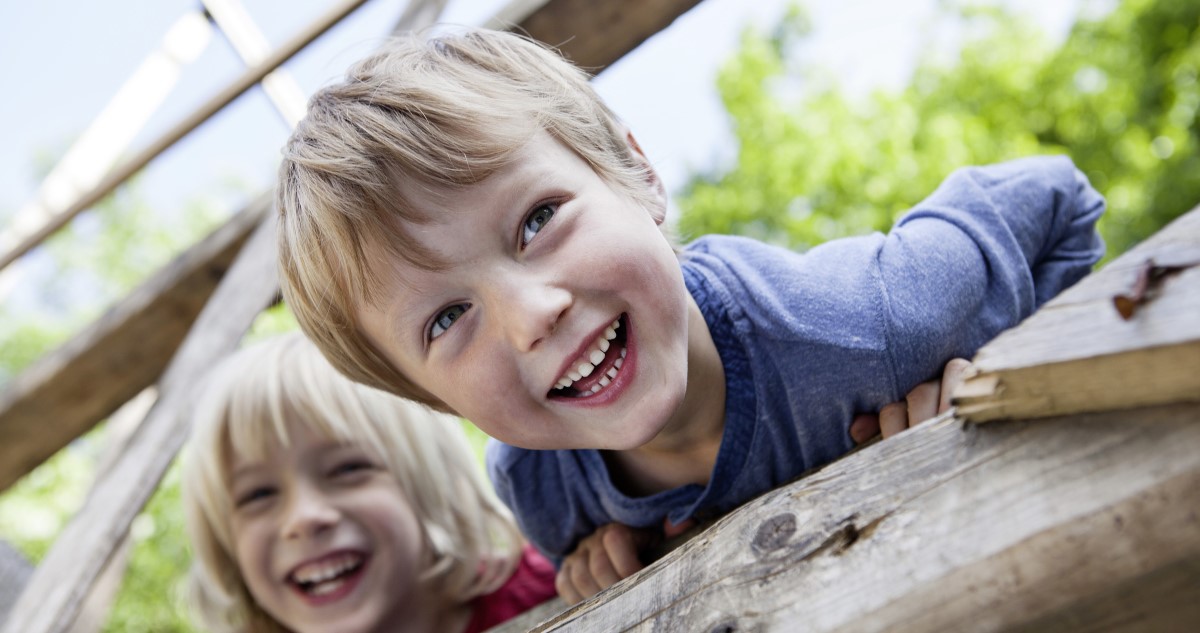 kisfiúk a játszótéren