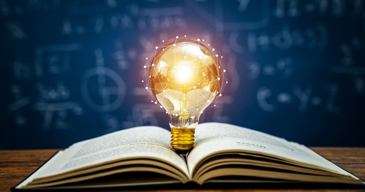 villanykörte világít iskolai könyvön