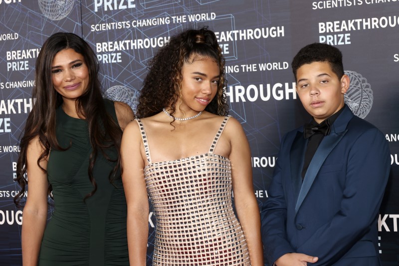 Paloma Jimenez, Hania Riley Sinclair és Vincent Sinclair a Breakthrough-díjátadon 2023-ban