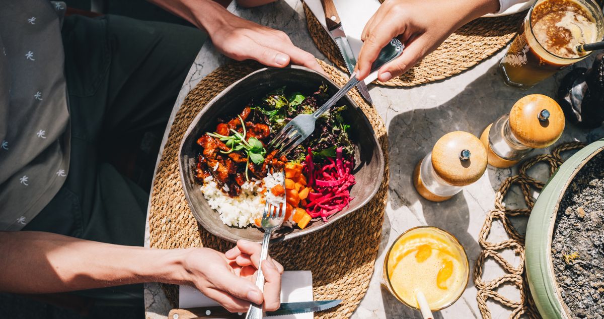 zöldséges étel asztalon