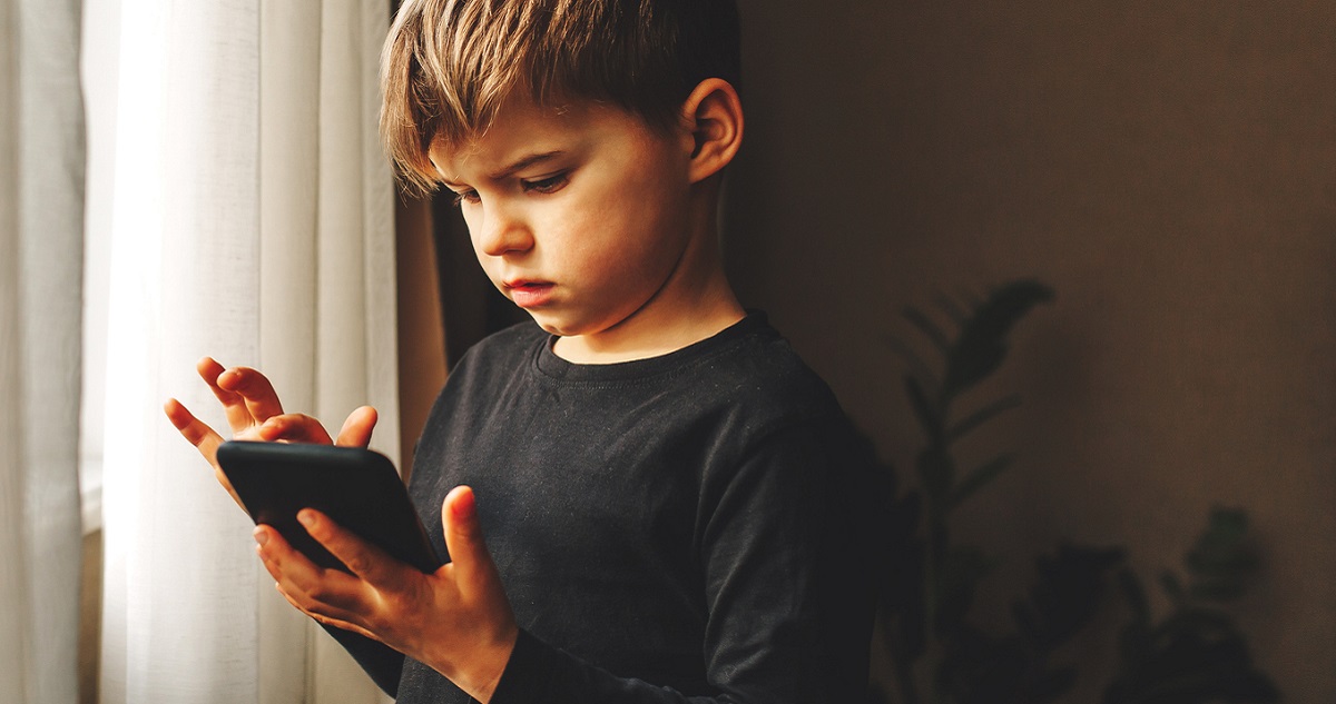 megismétlődött a na szia mentő - Gyerekszoba kisfiú mobiltelefonnal