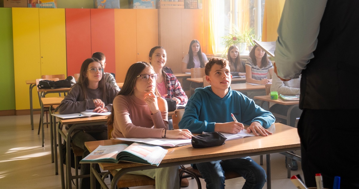 Kiskamaszok ülnek egy osztályteremben