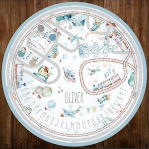 Gyerek játszószőnyeg fiúknak ösvényekkel - Autók és vonatok ösvényekkel és névvel (Kép forrása: monkeymum.com)