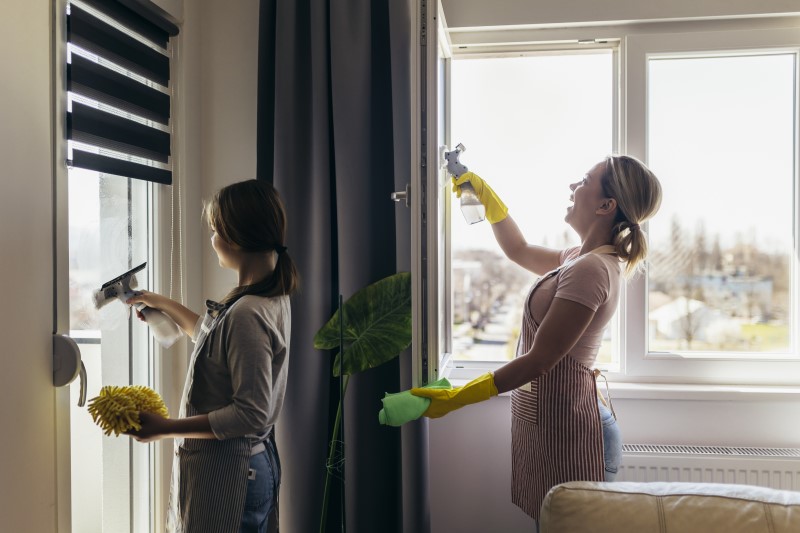 ablakpucolas - Gyerekszoba anya és lánya ablakot pucolnak