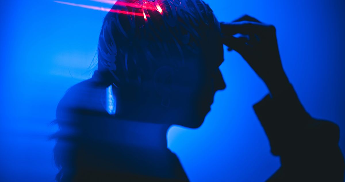 Profil portré sziluett élénk absztrakt fényben, elmélkedést sugallva