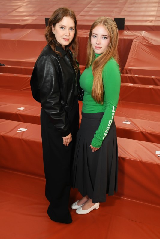 Aamy Adams és lánya a divatbemutatón. (Fotó: Dave Benett/Getty Images for Lacoste)