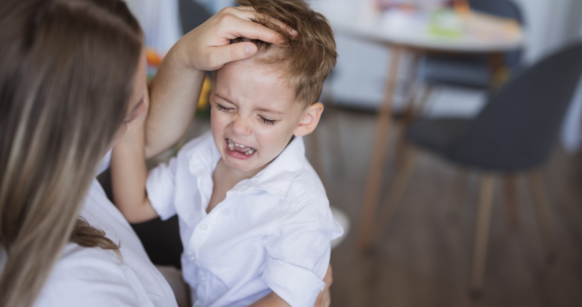 anya es fia - Gyerekszoba anya nyugtatja hisztiző kisfiát