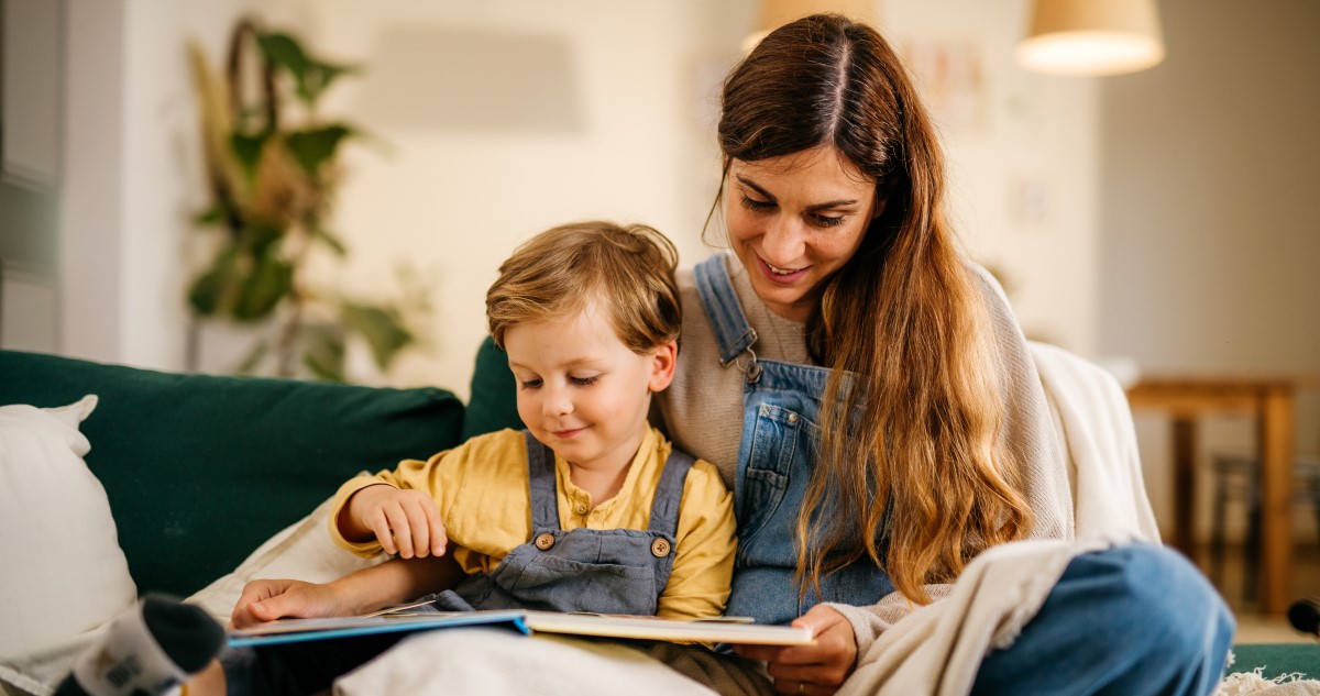 anya kisfia olvasnak - Gyerekszoba anya kisfiának mesét olvas a kanapén ülve