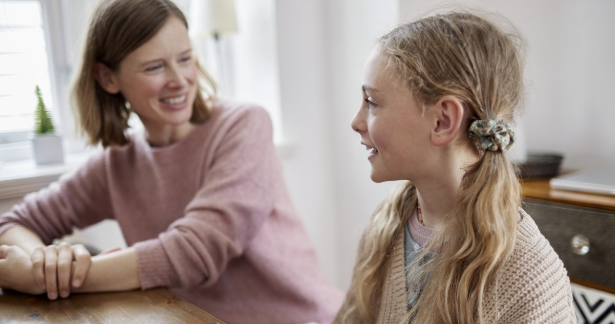 anya kislányával beszélget