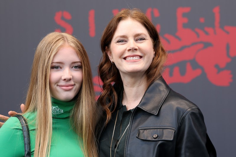 Aviana Olea Le Gallo és Amy Adams a Párizis Divathéten. (Fotó: Aurore Marechal/Getty Images)