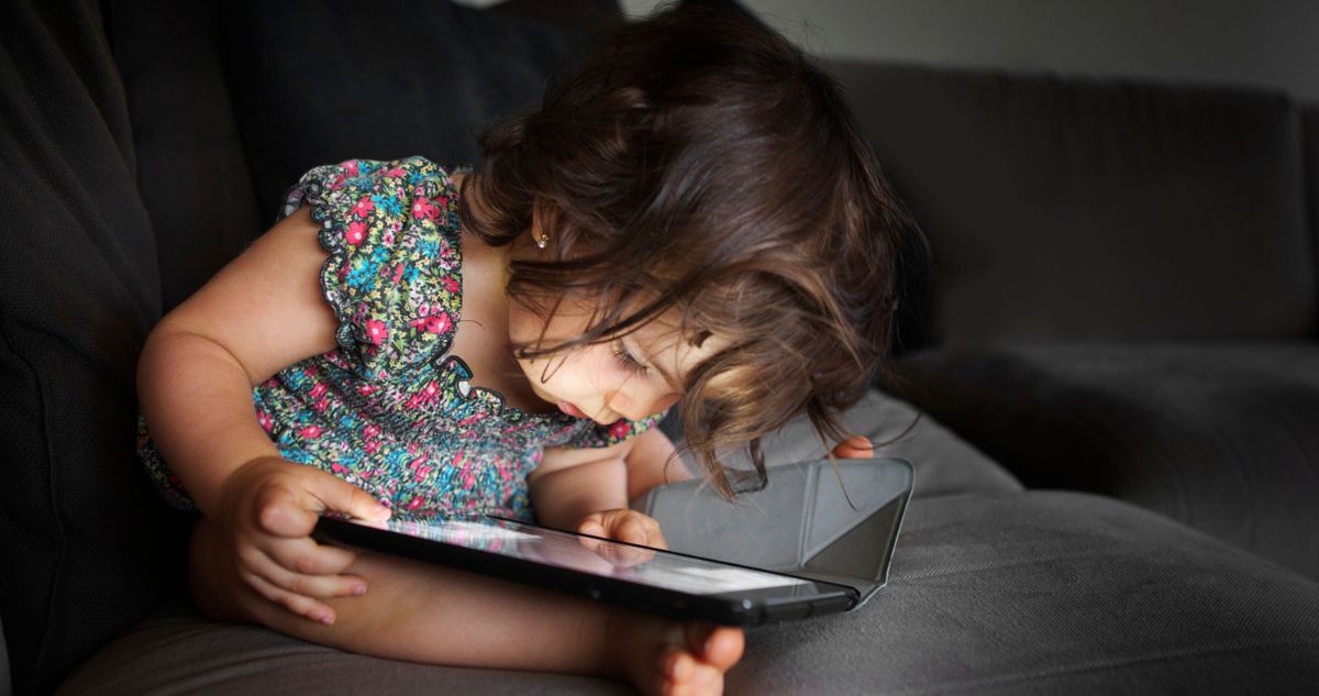 baba-tablet - Gyerekszoba baba tablettel az ölében