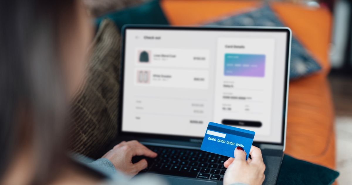 bakkkartya - Gyerekszoba nő online fizet bankkártyával