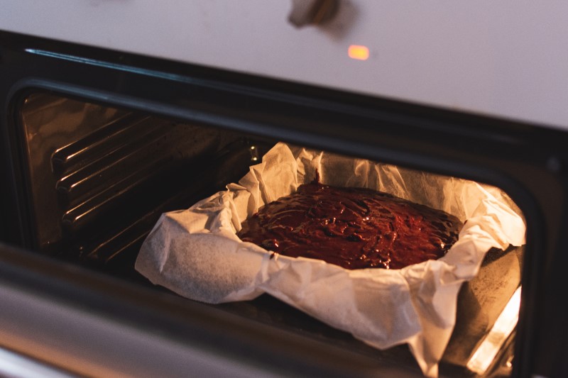 brownie papírral bélelt tepsiben sül a sütőben