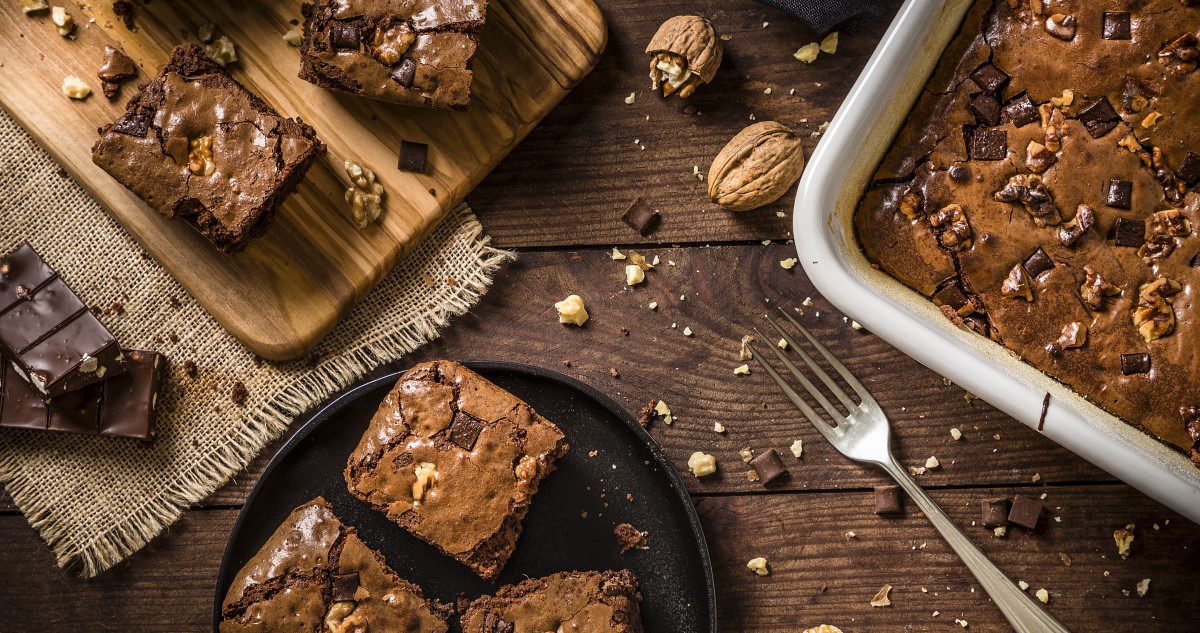brownie vágódeszkán, tepsiben, tányéron