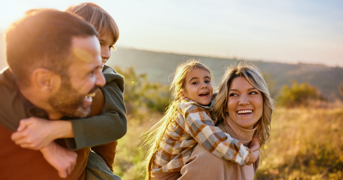család sétál a tavaszi napsütésben