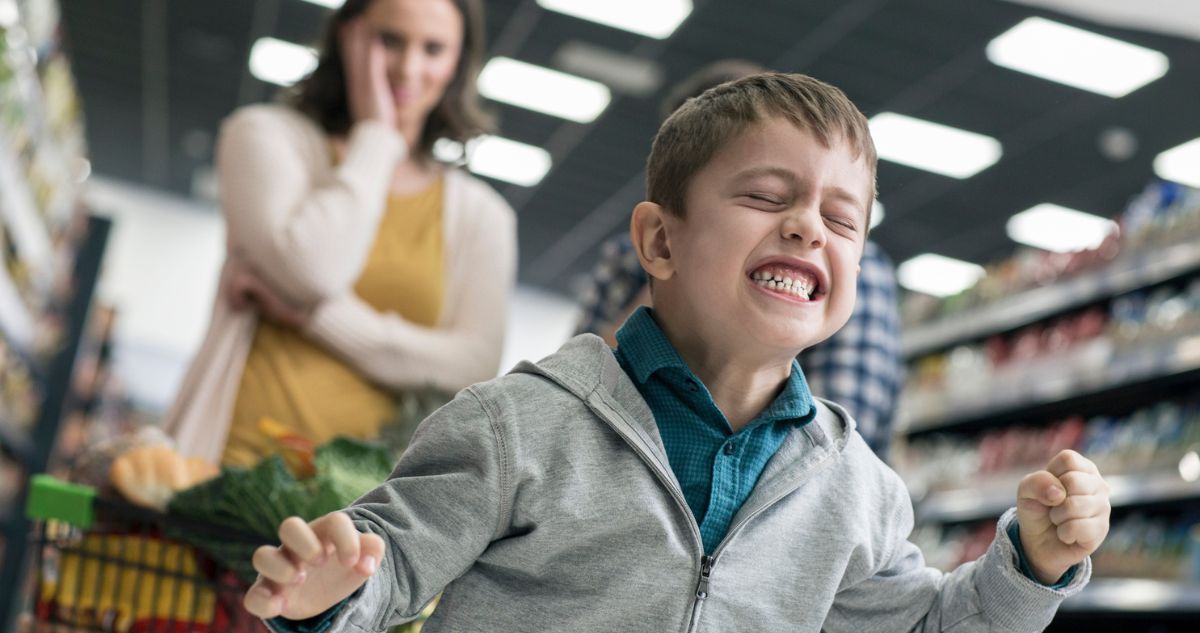 dacol - Gyerekszoba kisfiú szupermarketben dacol, háttérben anyja
