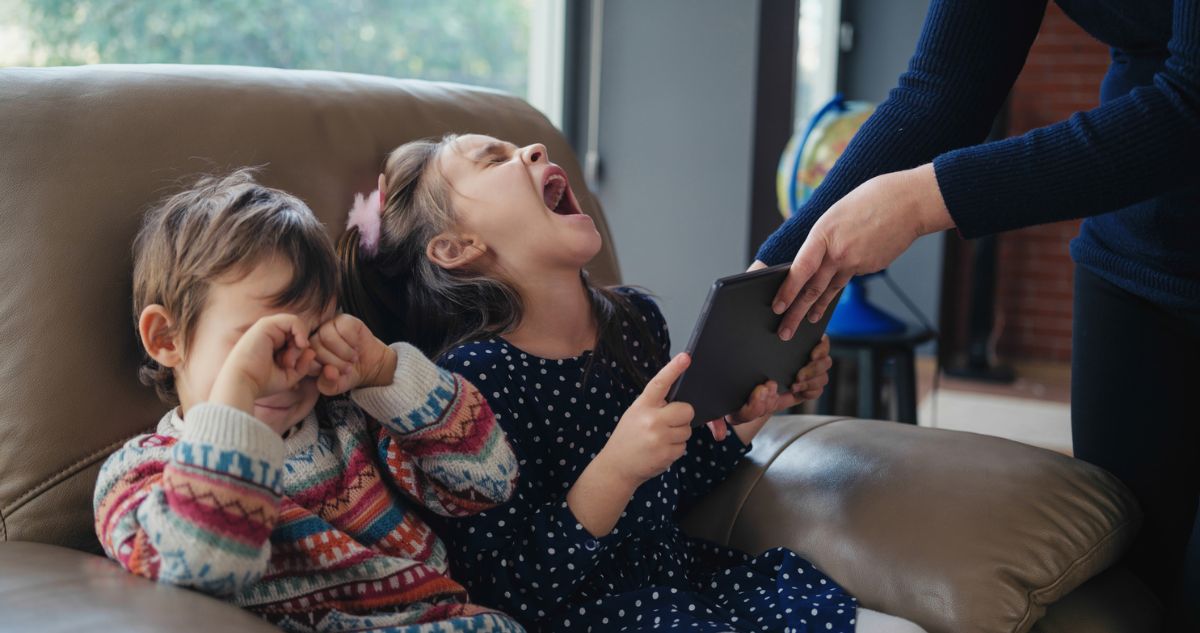 dacos gyerekek anya kiveszi a tabletet