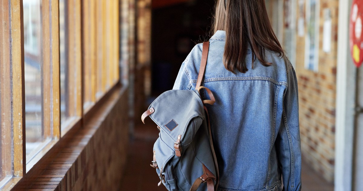 diák a folyosón hátitáskával sétál