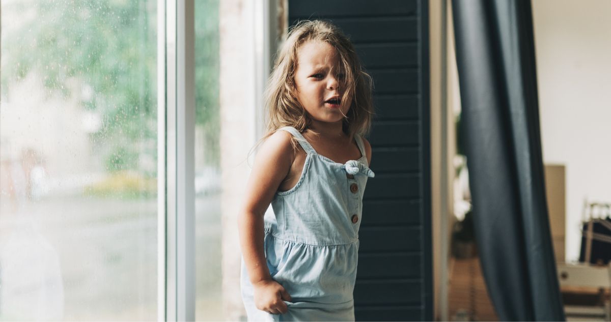 dühös kislány a ruháját markolássza