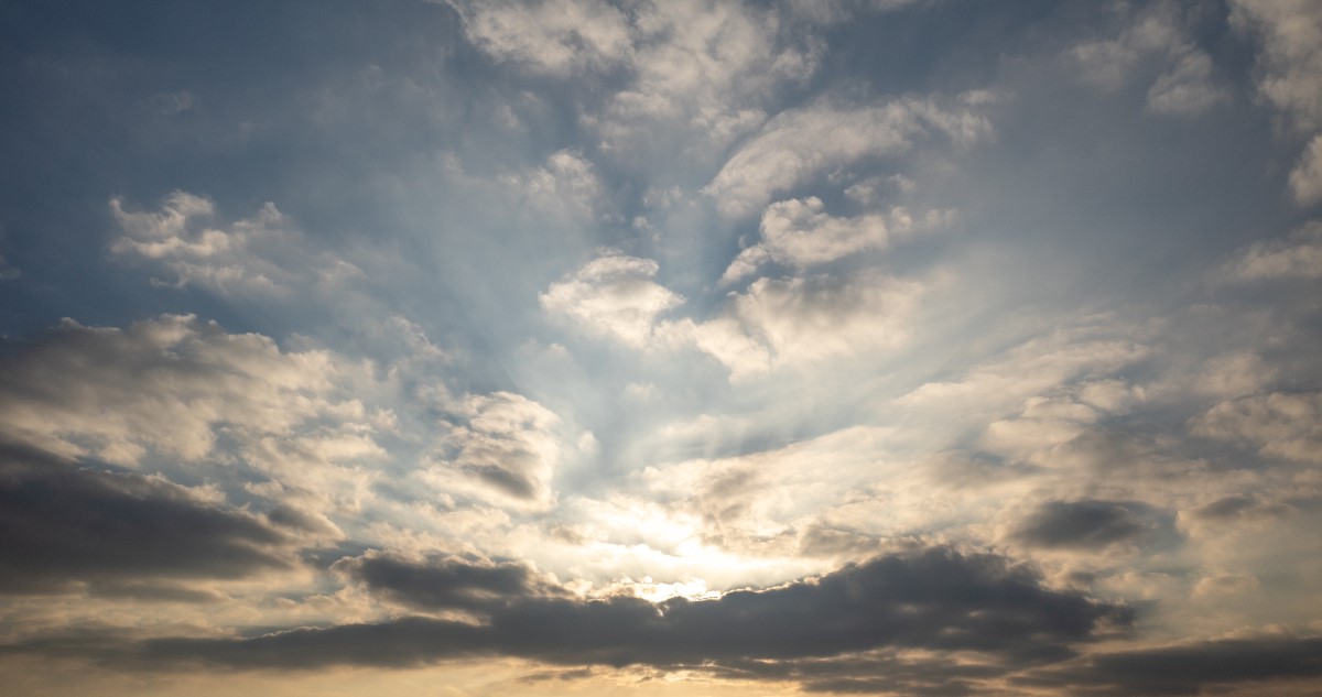 felhős ég napsütéssel