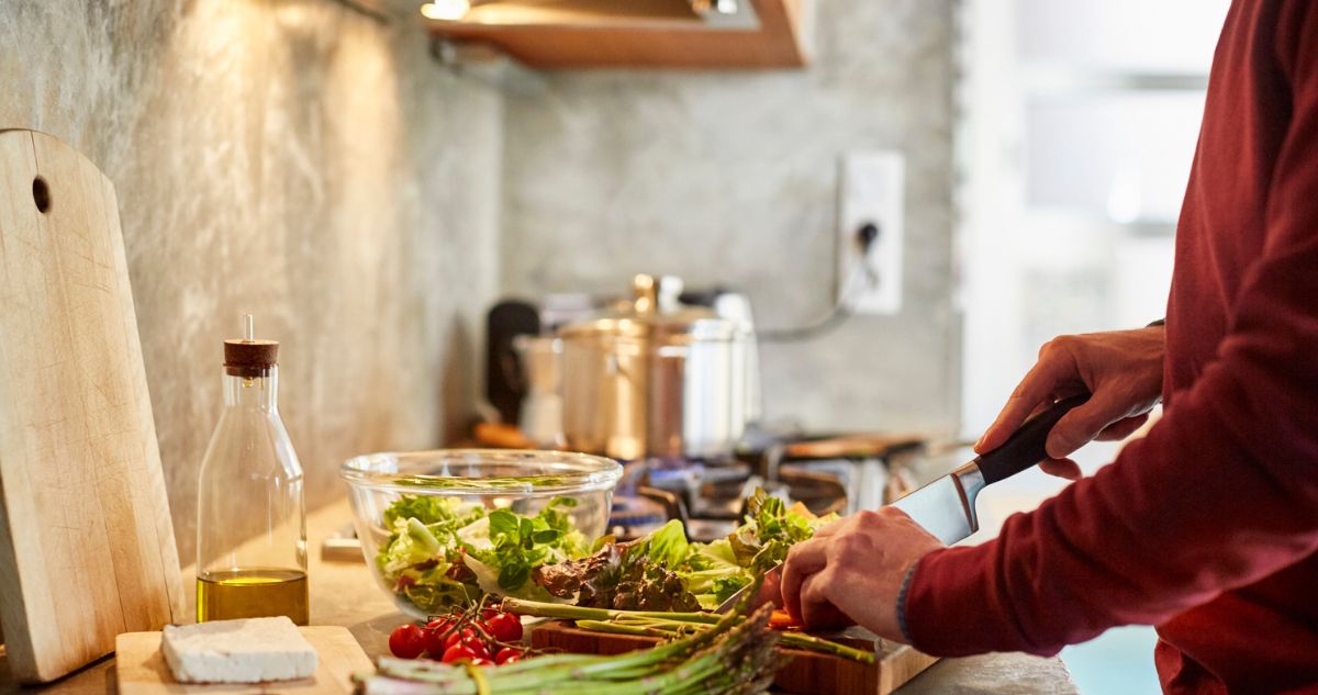 nő főz a konyhában