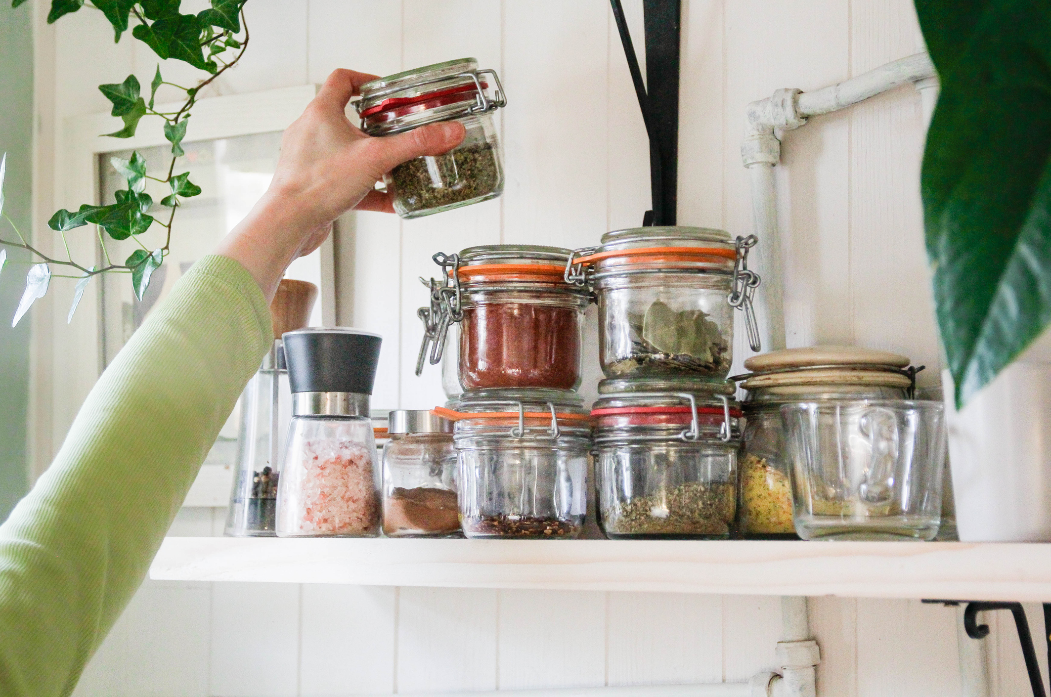 fűszert levesz a polcról