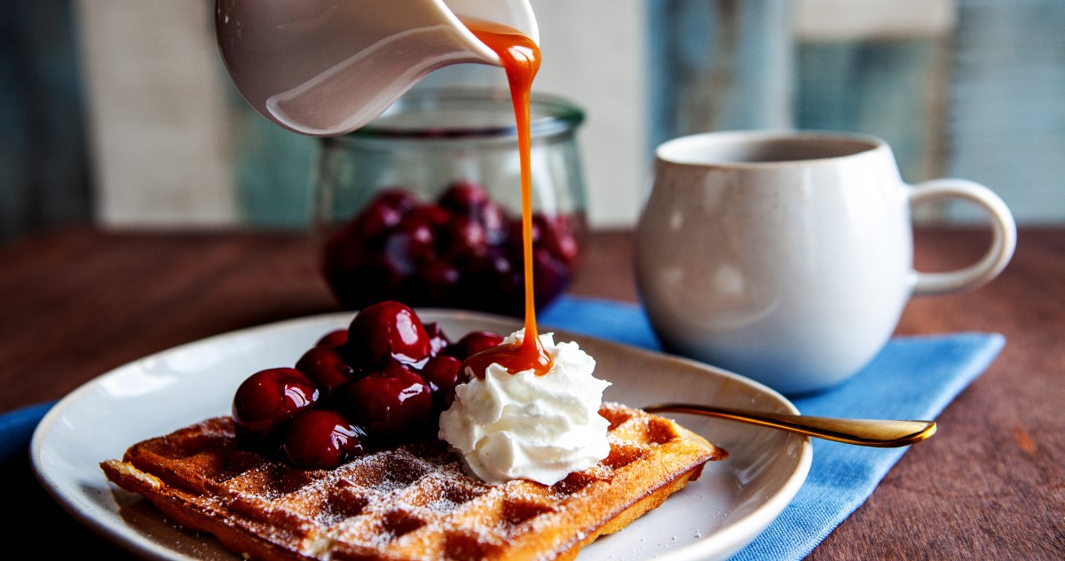 tejszínhabos-meggyes gofrira öntenek karamell szószt
